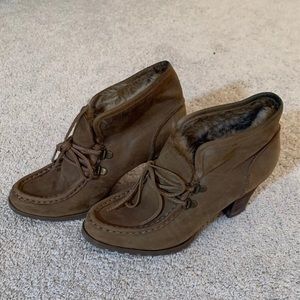 Ankle boots with foe fur interior